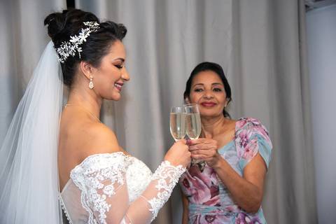 Noiva e Mãe Brindando Casamento na Mansão Arabesque SP'