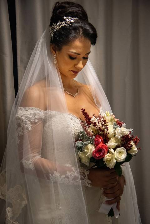  Noiva Olhando para Buquê Casamento na Mansão Arabesque SP'