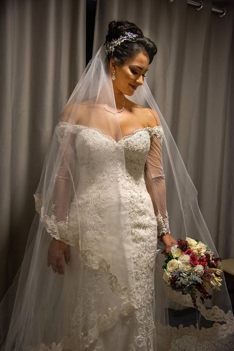  Noiva Olhando para Buquê Casamento na Mansão Arabesque SP'