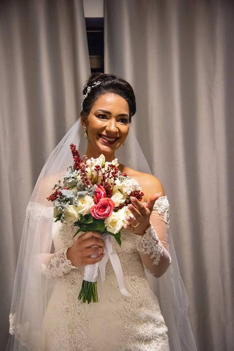  Noiva Segurando o Buquê e Sorrindo Casamento na Mansão Arabesque SP'