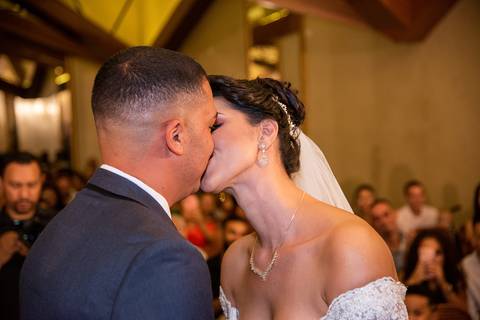 Noivos Se Beijando Casamento na Mansão Arabesque SP'