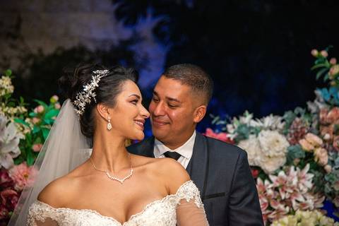 Noivos Se Olhando Casamento na Mansão Arabesque SP'