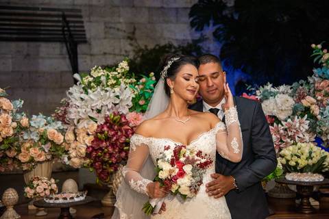 Noivos de Rosto Colado Casamento na Mansão Arabesque SP'