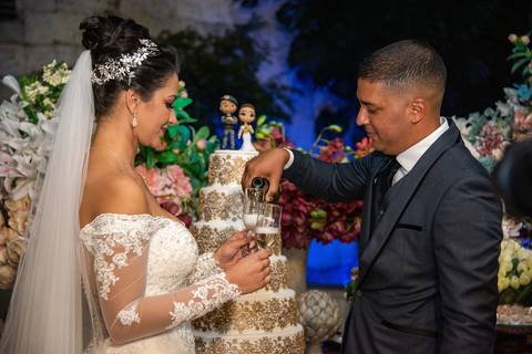 Noivo Enchendo a Taça da Noiva Casamento na Mansão Arabesque SP'