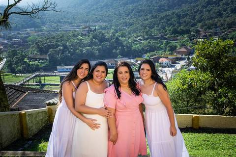 Mãe e Filhas no Alto da Montanha Paranapiacaba SP'