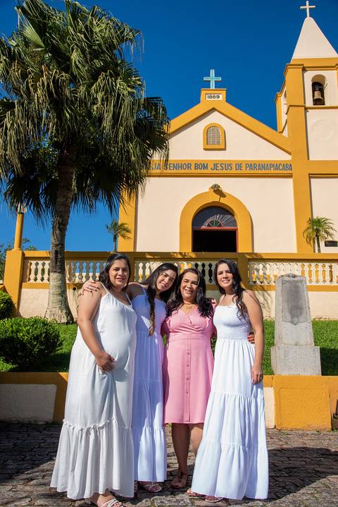 Mãe e Filhas Em Frente à Igreja de Paranapiacaba SP'