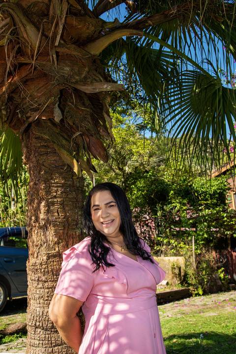 Mãe Sorrindo embaixo da Árvore Paranapiacaba SP'