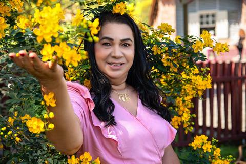 Mãe Entre as Flores Amarelas Paranapiacaba SP'