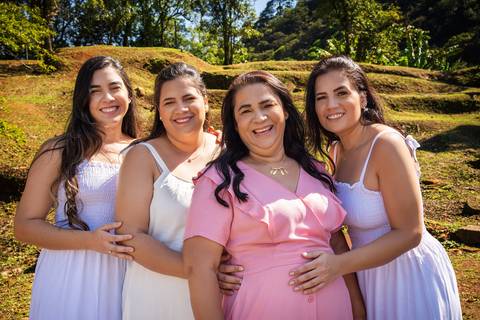 Mãe e Filhas Sorrindo Paranapiacaba SP'