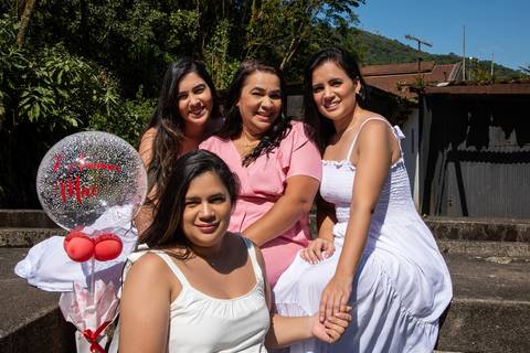 Mãe e Filhas com Balão Sentadas Paranapiacaba SP'