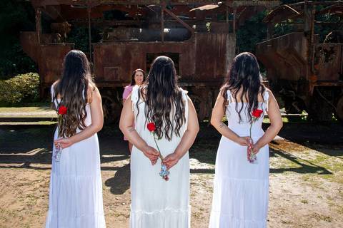 Filhas de Costas com Rosas nas Mãos Paranapiacaba SP'