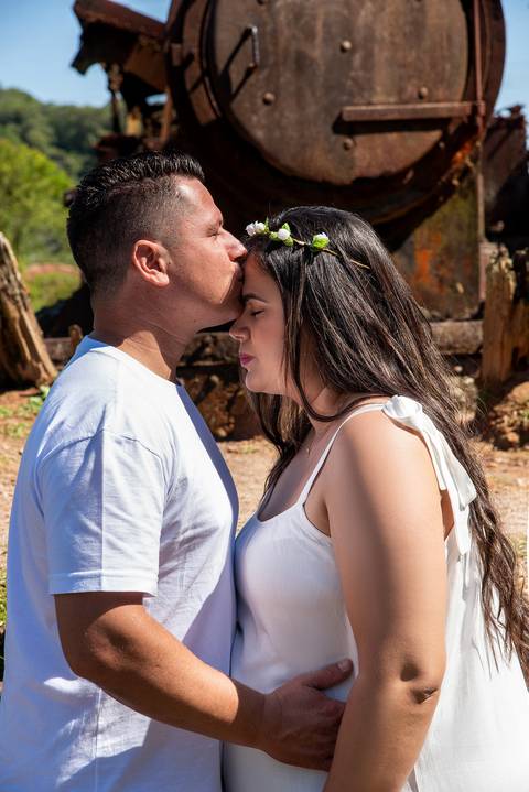 Ensaio Gestante Paranapiacaba SP Pai Beijando a Testa da Mãe em Frente Locomotiva'
