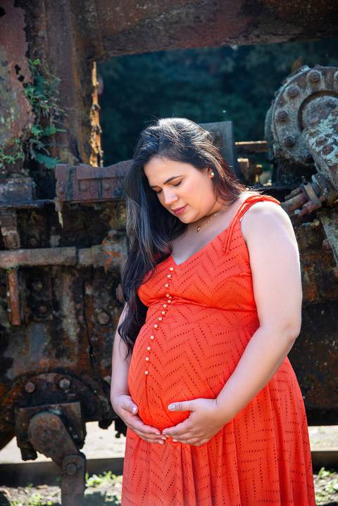 Ensaio Gestante Paranapiacaba SP Mãe Olhando para a Barriga'