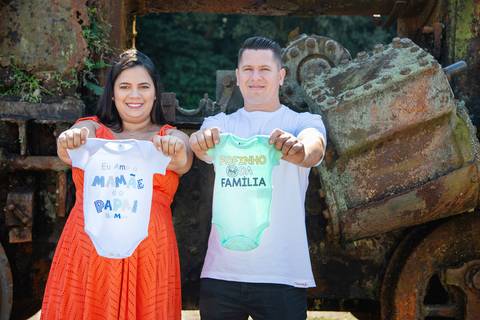 Ensaio Gestante Paranapiacaba SP Pais Segurando Bodys com as Frases 