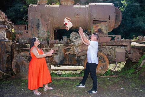 Ensaio Gestante Paranapiacaba SP Pais Brincado Jogando Ursinho um Pro Outro'