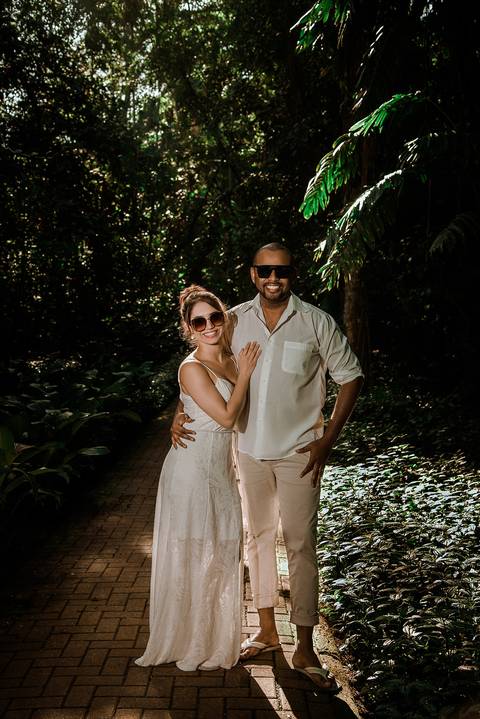 Ensaio Casal Pre Wedding Iporanga Guarujá Noivos se Abraçando'