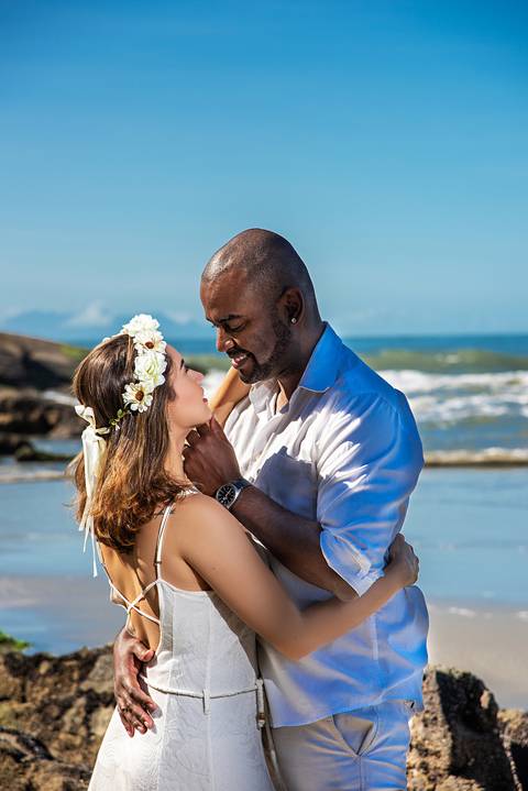 Ensaio Casal Pre Wedding Iporanga Guarujá Noivos se Olhando em Frente ao Mar'
