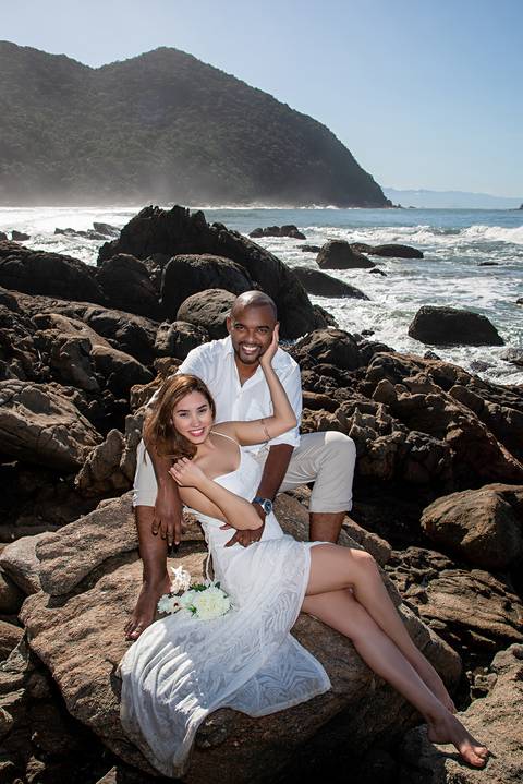 Ensaio Casal Pre Wedding Iporanga Guarujá Noivos nas Pedras se Abraçando'