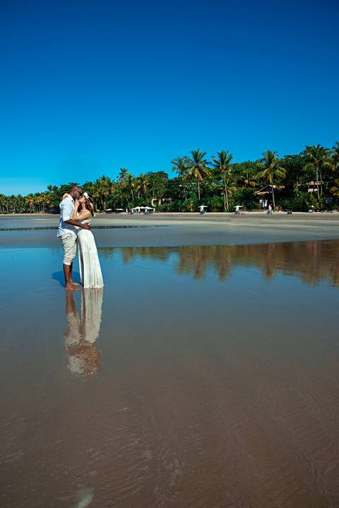 Ensaio Casal Pre Wedding Iporanga Guarujá Noivos se Beijando ao Fundo a Mata'