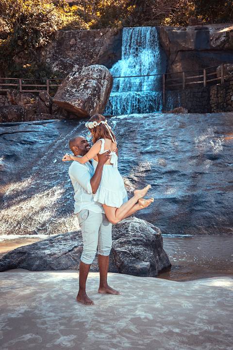 Ensaio Casal Pre Wedding Iporanga Guarujá Noivo Levantando Noiva'