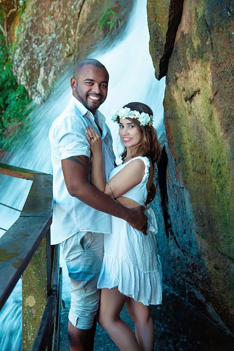 Ensaio Casal Pre Wedding Iporanga Guarujá Noivos em Frente à Cachoeira'