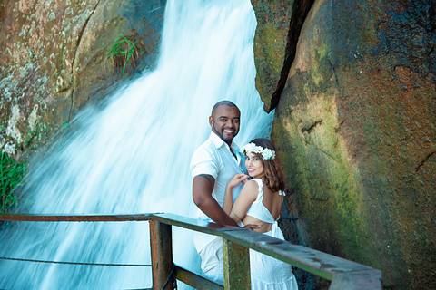 Ensaio Casal Pre Wedding Iporanga Guarujá Noivos em Frente à Cachoeira'