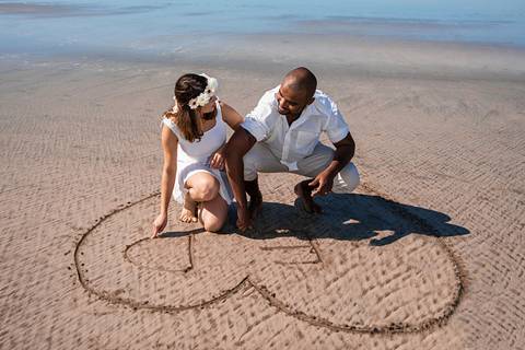 Ensaio Casal Pre Wedding Iporanga Guarujá Noivos Dentro do Coração de Areia com Inciais'