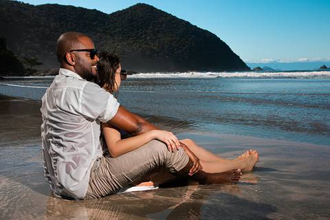 Ensaio Casal Pre Wedding Iporanga Guarujá Noivos Sentados na Areia Apreciando o Horizonte'