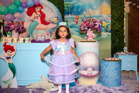 Buffet Pirulito Colorido Tatuapé SP Aniversariante Segurando o Vestido'