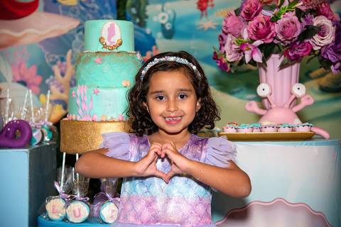 Buffet Pirulito Colorido Tatuapé SP Aniversariante Fazendo Coração'