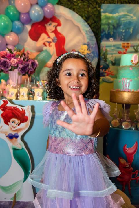 Buffet Pirulito Colorido Tatuapé SP Aniversariante Mostrando os Cinco Dedos da Sua Idade'