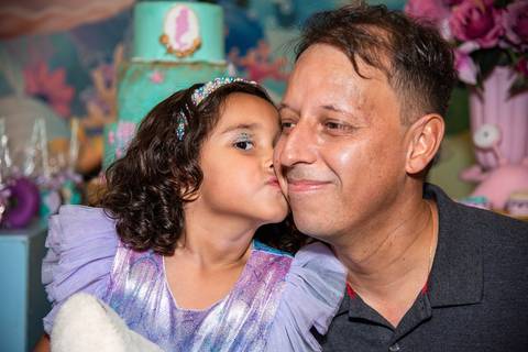 Buffet Pirulito Colorido Tatuapé SP Aniversariante Beijando o Pai'