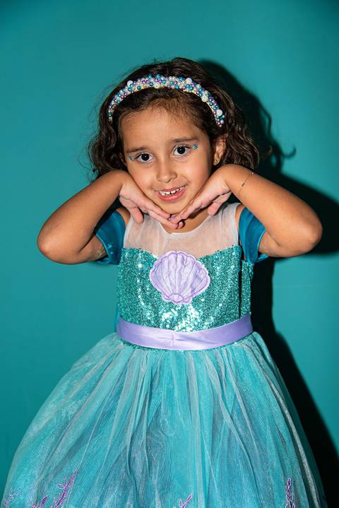 Buffet Pirulito Colorido Tatuapé SP Aniversariante Posando com Mãos no Rosto'