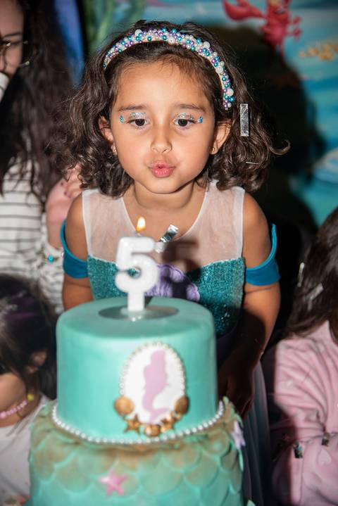 Buffet Pirulito Colorido Tatuapé SP Aniversariante Soprando o Bolo'