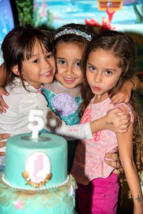 Buffet Pirulito Colorido Tatuapé SP Aniversariante Abraço entre Amigas'