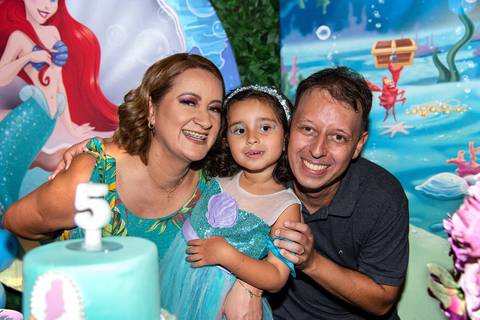 Buffet Pirulito Colorido Tatuapé SP Pais e Filha Sorrindo na Mesa do Bolo'