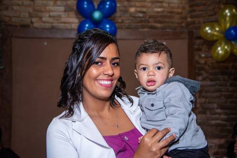 Mãe Com O Bebe no Colo Sorrindo Buffet Real SP'