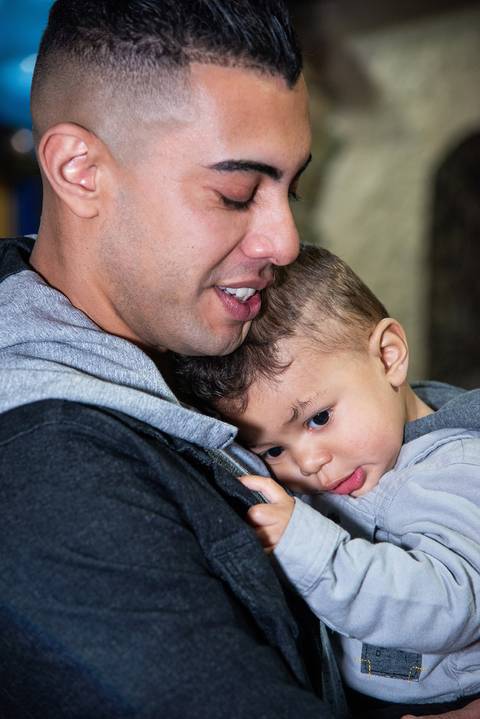 Pai Com Bebe no Colo Com a Cabeça Pousada no Ombro do Pai Buffet Real SP'