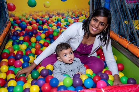 Mãe e Bebe na Piscina de Bolinhas Buffet Real SP'