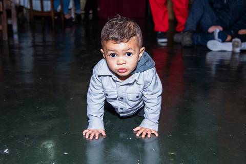 Bebe Engatinhando Sério Buffet Real SP'