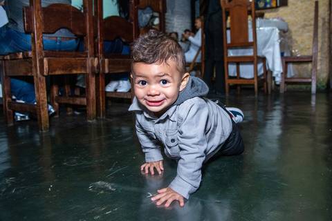 Bebe Engatinhando Sorrindo Buffet Real SP'