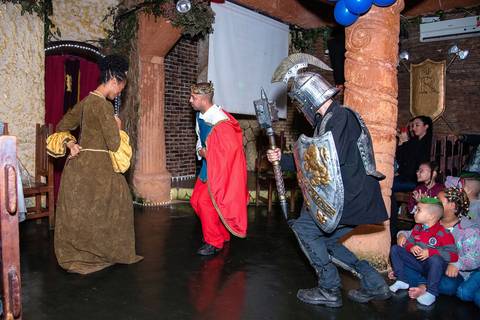 Animadores Rei e Rainha cumprimentando o Soldado Buffet Real SP'