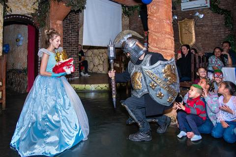 Animadora Princesa Trazendo a Coroa do Príncipe Cumprimentando o Soldado Buffet Real SP'