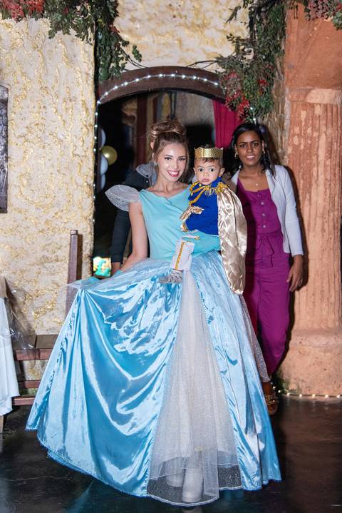 Animadora Princesa Entrando Com o Príncipe no Colo Para os Parabéns'