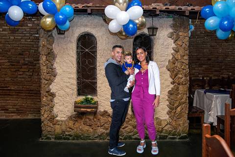 Pais e Bebe Em Frente à Torre '