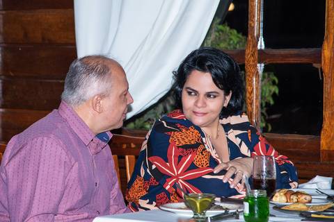 Casal se Olhando Poncho Verde Churrascaria Vila Andrade Morumbi SP'