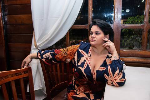 Esposa Olhando Para o Lado Posando Poncho Verde Churrascaria Vila Andrade Morumbi SP'