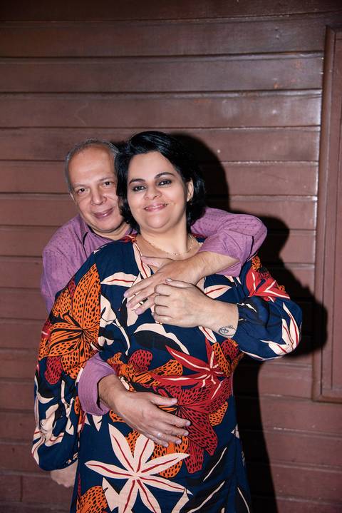 Retrato do Casal se Abraçando Poncho Verde Churrascaria Vila Andrade Morumbi SP'