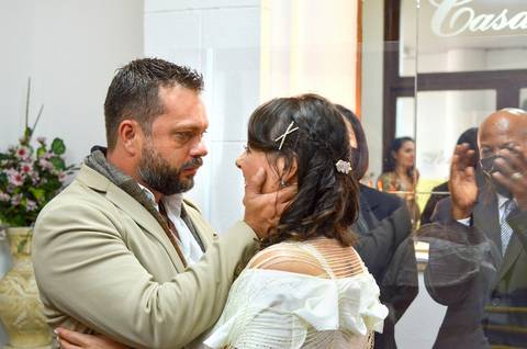 Noivo Segurando Rosto da Noiva e Olhando nos Olhos no Cartório da Penha SP Foto Feita por Priscila Felix Fotógrafa de Casamentos, Ensaios e Família'