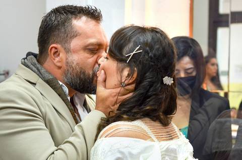 Noivos se Beijando Agora Casados no Cartório da Penha SP Foto Feita por Priscila Felix Fotógrafa de Casamentos, Ensaios e Família'